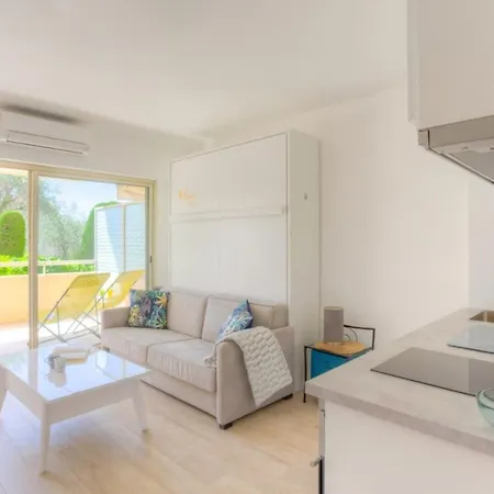 Private Air-conditioned Studio With Furnished Terrace In A Quiet Area Apartment