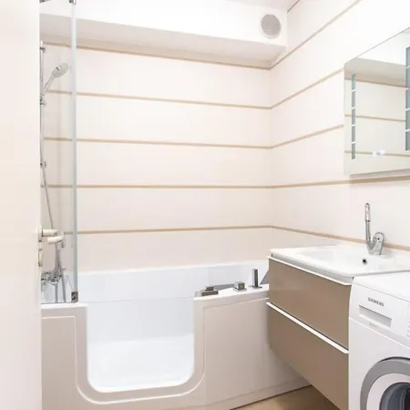 Private Air-conditioned Studio With Furnished Terrace In A Quiet Area Apartment *